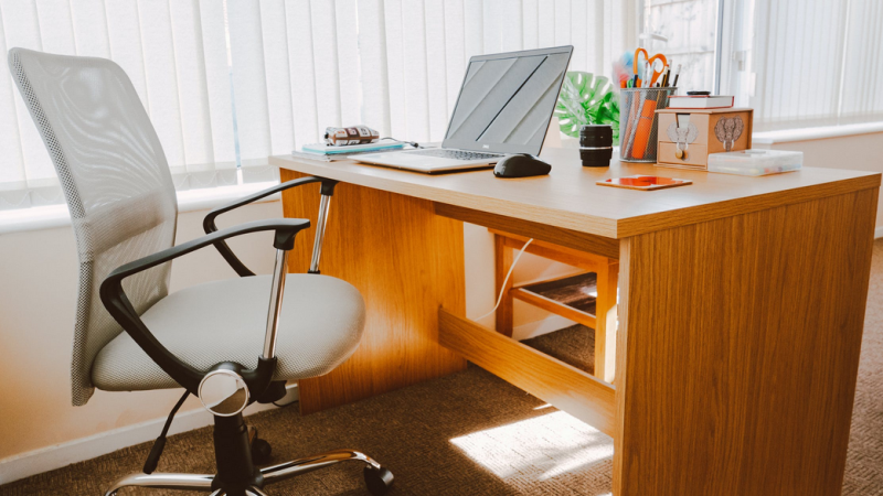 Tips to choose the right office furniture 